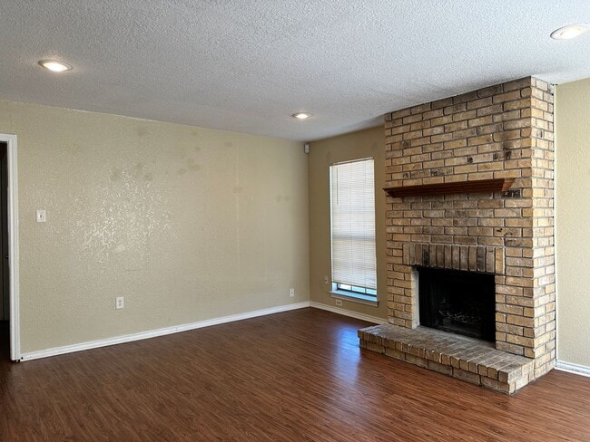 Building Photo - Nice Four plex unit upstairs in Irving.