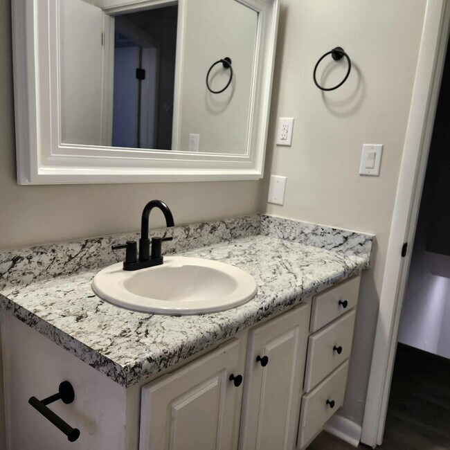 Building Photo - 1406 Hays St