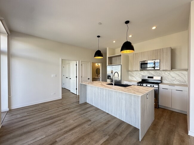 Foto del edificio - 6340 W Belmont Ave