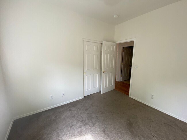 Foto del edificio - 3 Bedroom home in quiet neighborhood