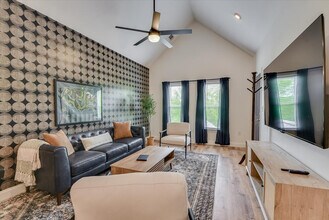 Building Photo - 351 Landing Dr