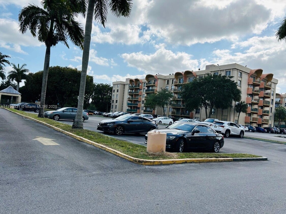 Foto principal - 9350 Fontainebleau Blvd