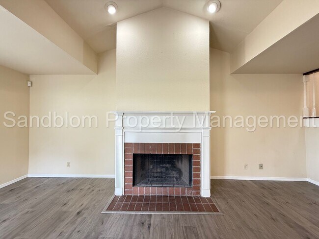 Foto del edificio - For Lease | South Tulsa - Townhouse | $150...
