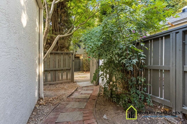 Building Photo - Remodeled Downtown Condo Rental