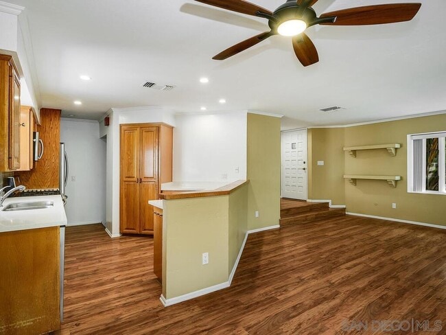 Building Photo - 8680 Villa La Jolla Dr