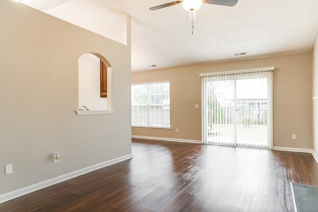 Foto del edificio - 5515 Scenic Brook Ln