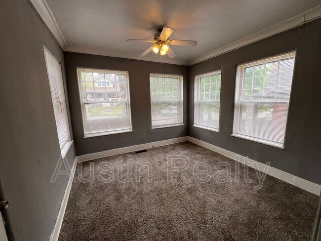 Foto del edificio - 1364 McCausland Ave