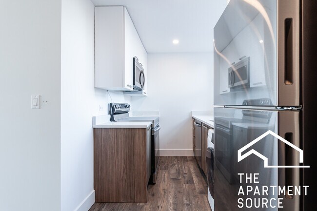 Building Photo - 940 W Carmen Ave