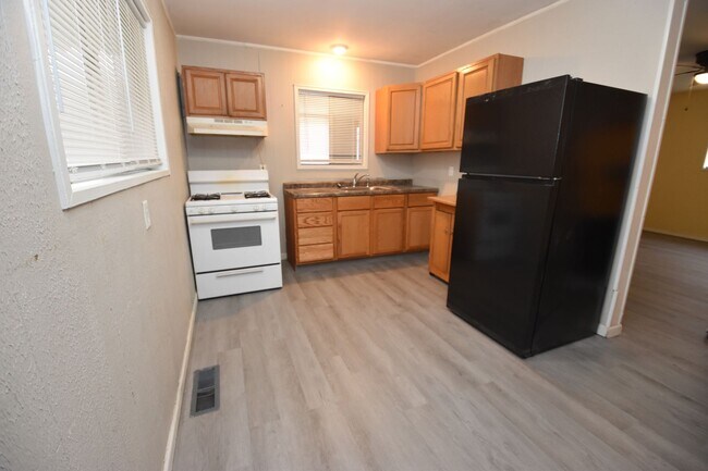 Building Photo - Mishawaka 3 Bedroom Home with Garage!