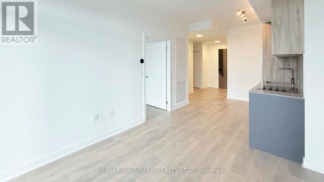 Building Photo - 1037 The Queensway