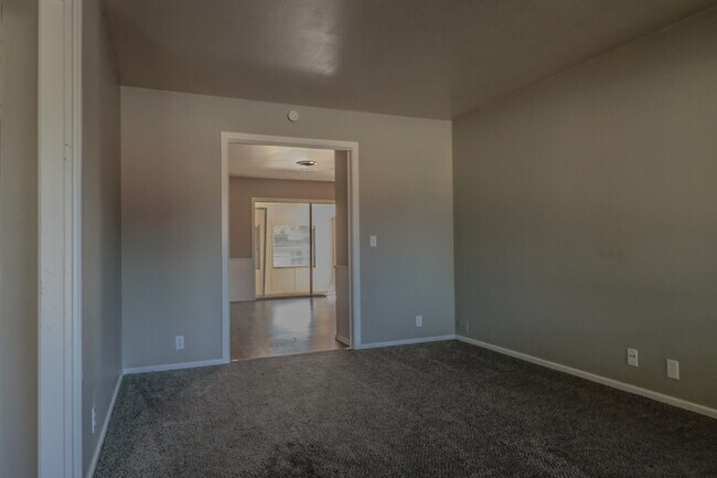 Building Photo - Pre-Leasing  - 3 bed 2 bath