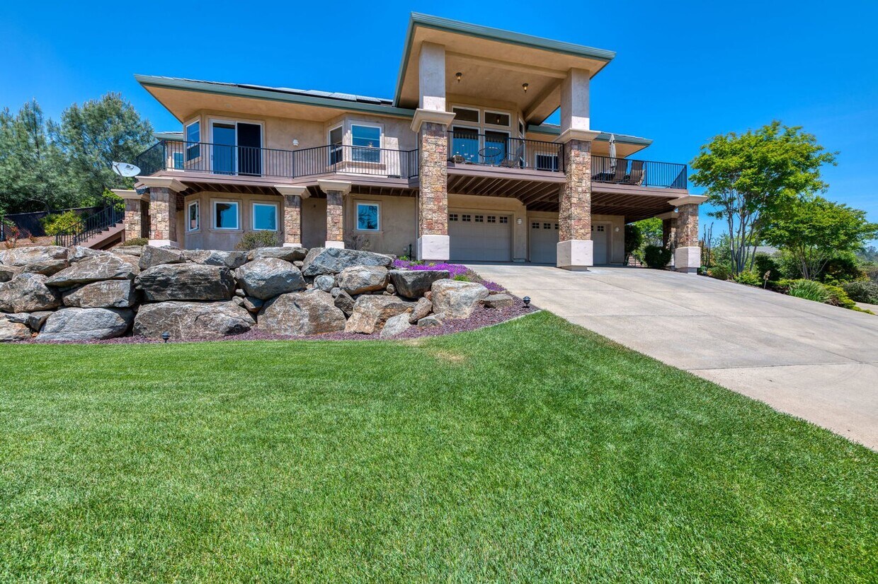 Foto principal - Executive Hilltop Retreat in Cameron Park ...