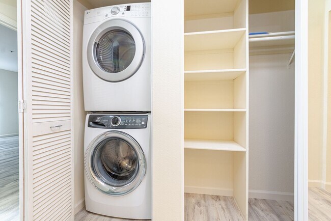 Foto del edificio - Spacious Ingleside Heights Condo w/ Private Patio & Parking!