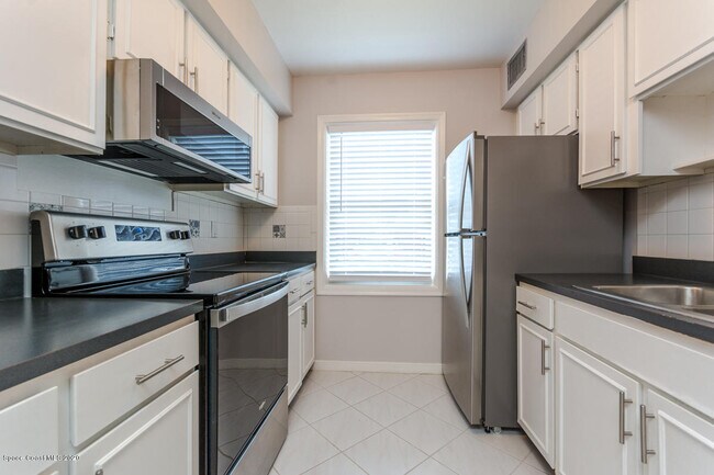 Building Photo - 923 N Colonial Ct