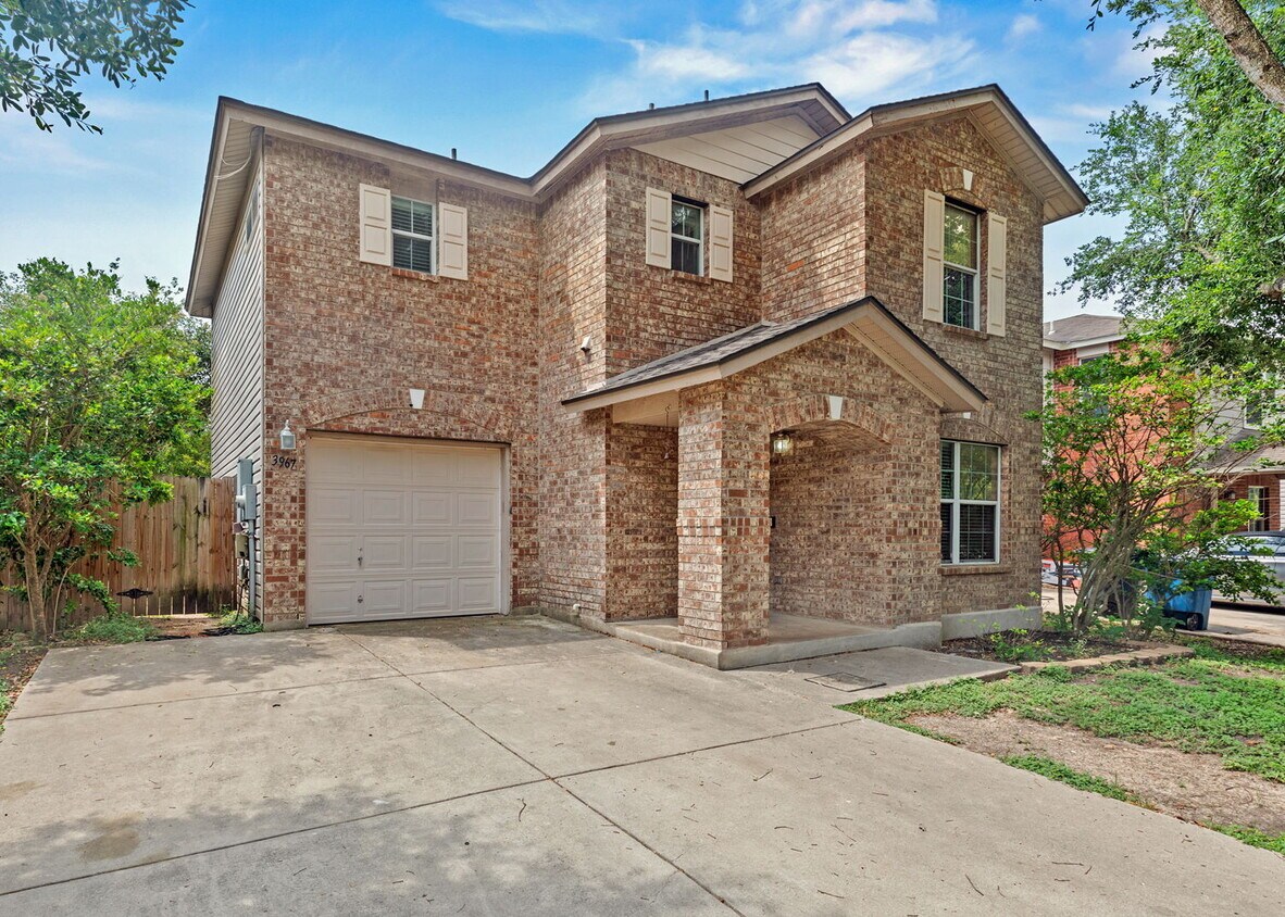 Primary Photo - 3-Bedroom Retreat in New Braunfels - Spaci...
