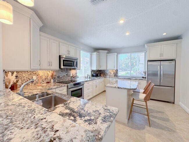 Building Photo - 6819 Via Regina