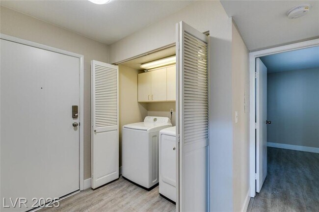 Building Photo - LOCATED IN GATED COMMUNITY JUST MINUTES FR...
