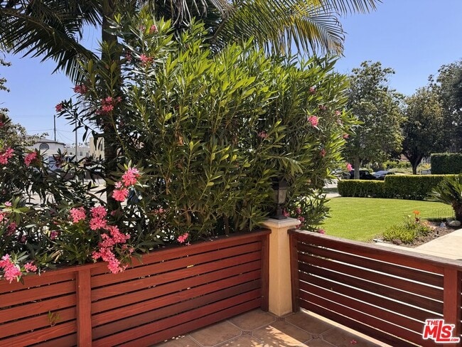 Foto del edificio - 1325 S Rimpau Blvd