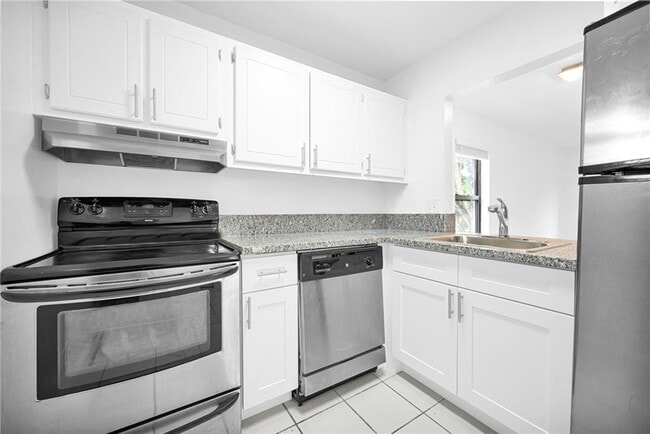 Foto del edificio - Colonial Village - 7550 Stirling Rd