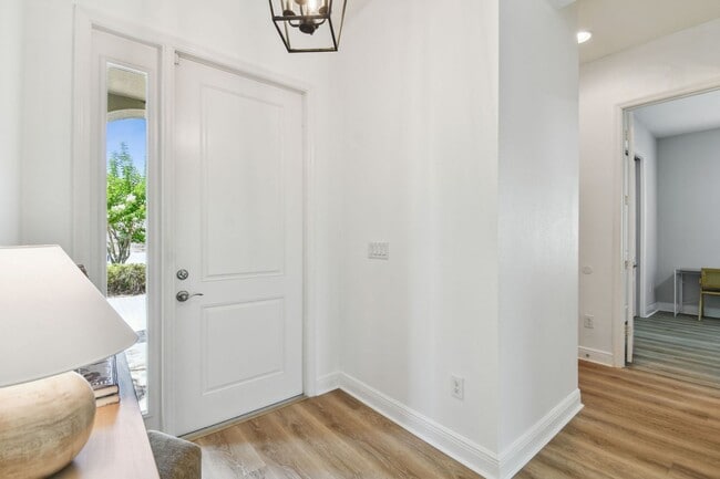 Foto del edificio - Waterfront Home for Lease – Resort-Style Living Every Day!