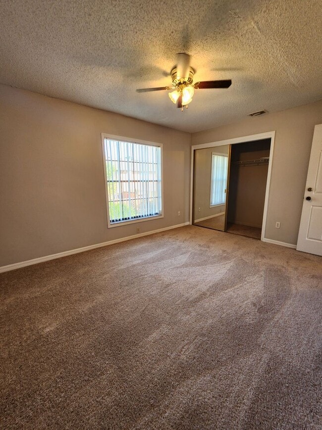 Building Photo - Cozy and convenient Townhome !