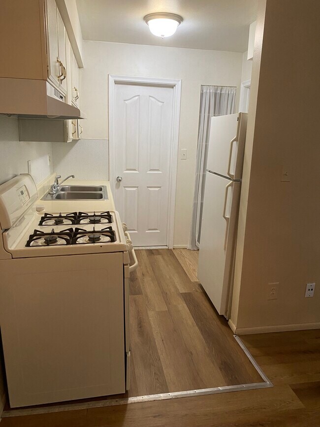 imagen tomada del mismo edificio, apartamento diferente - 47129 Jefferson Ave