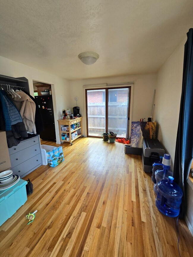 Foto del edificio - 5 bedroom Tri Level Home with Basement in ...