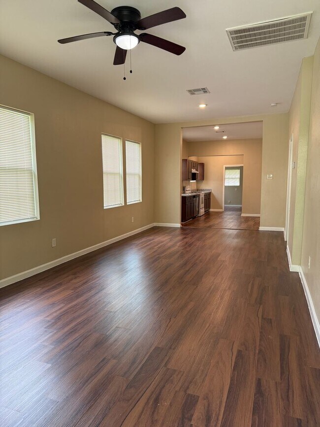Foto del edificio - Renovated home in Silsbee! Available NOW -...