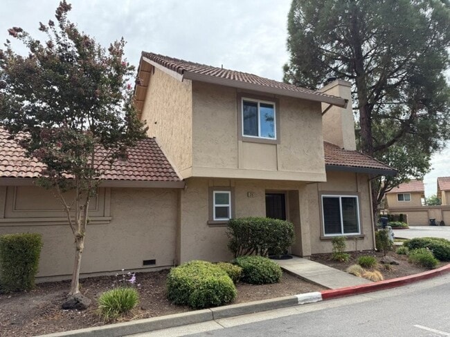 Building Photo - Updated 3 Bedroom 2.5 Bath 2 Story Condo F...
