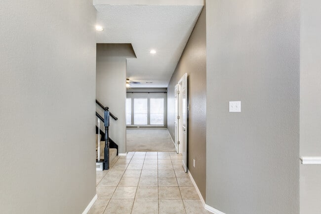 Building Photo - 2132 Brookgate Dr