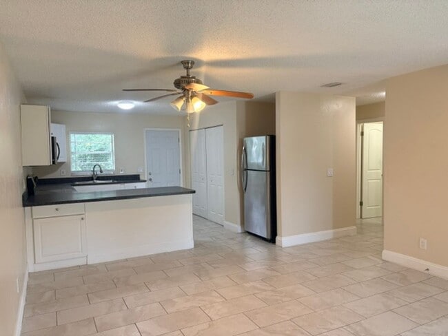 Building Photo - 2312 Fern Palm Dr