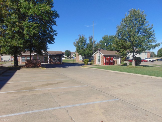 Building Photo - 802 Skywood Dr