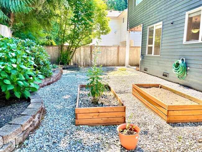 Foto del edificio - Spacious 4 bedrooms + Den, A/C! Pet(s)!