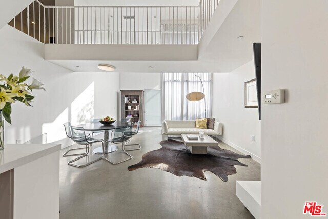 Foto principal - 7917 Willoughby Ave
