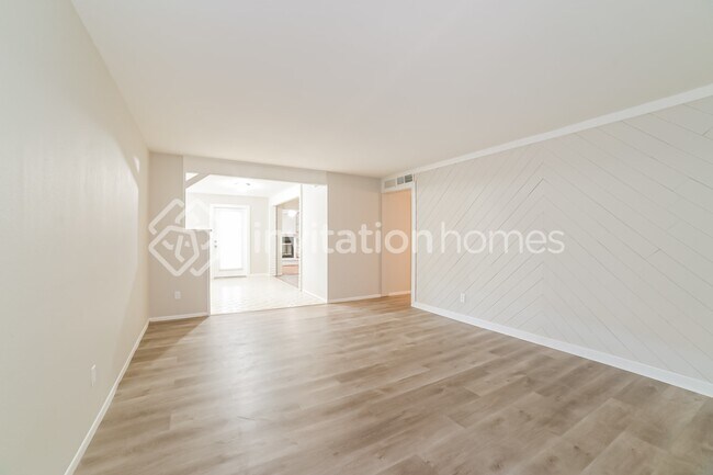 Foto del edificio - 6345 W Mountain View Rd