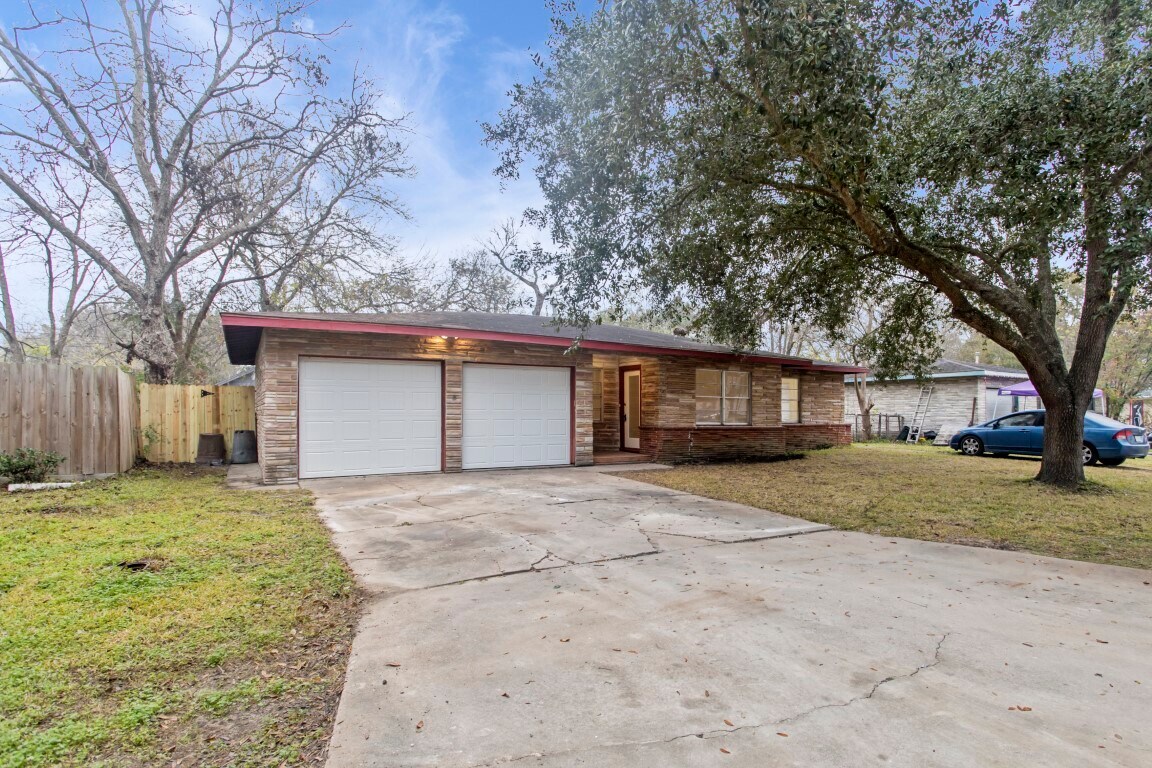 304 W Saunders St, League City, TX 77573 House Rental in League City