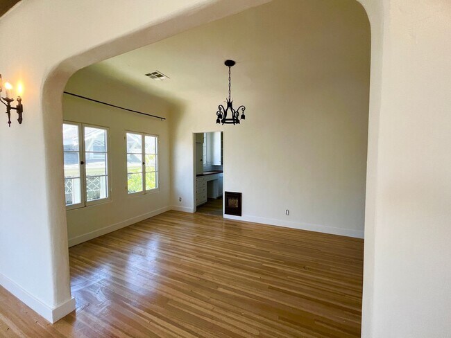 Foto del edificio - One of a kind castle on the hill