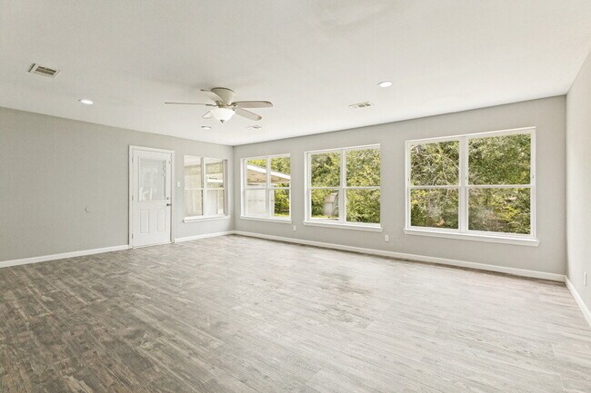 Foto del edificio - "Discover Spacious Comfort: 4-Bed, 2-Bath Home on Rockhill Road, Fort Worth!"