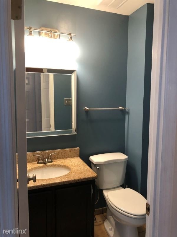 Building Photo - 3 br, 2.5 bath Townhome - 235 Lawndale Ave