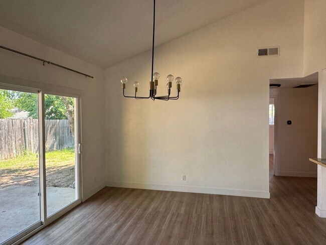 Foto del edificio - 5810-5812 Hazel Avenue