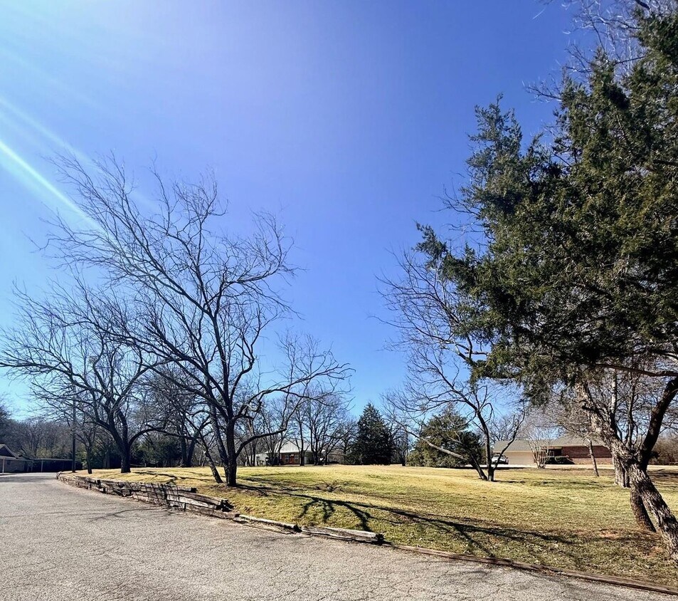 Building Photo - Country Charm Home with City Convenience