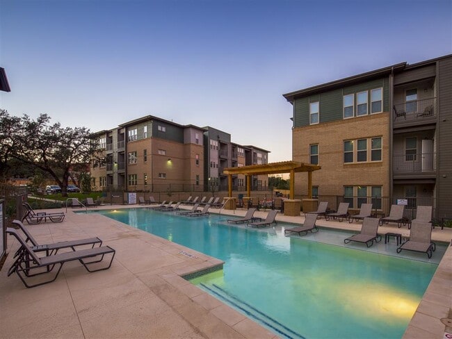 Foto del edificio - Emerald Village