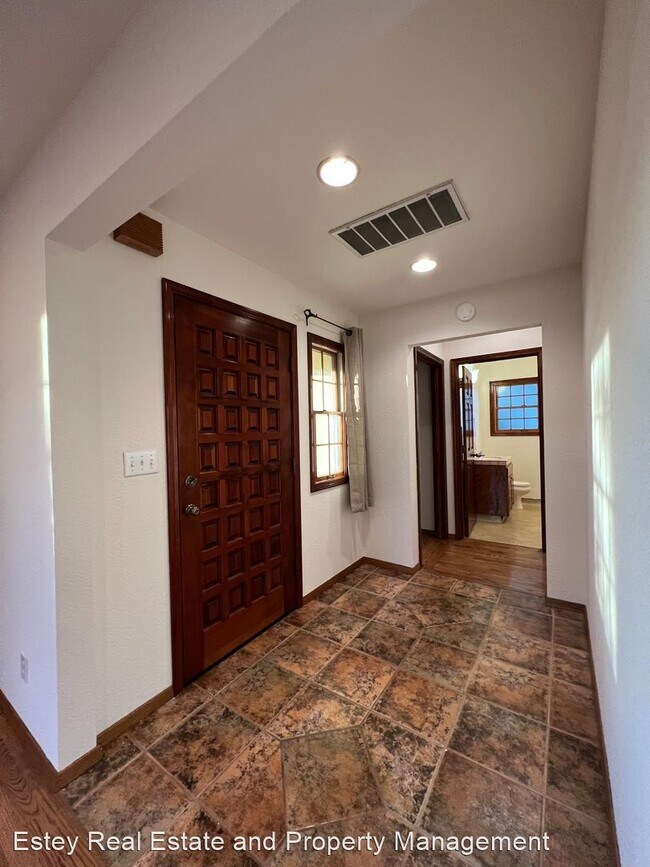 Foto del edificio - 1 br, 1.5 bath House - 480 East G Street