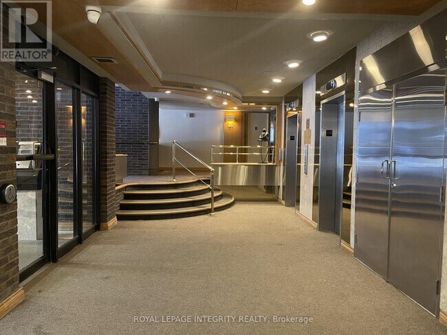 Building Photo - 71 Somerset St W