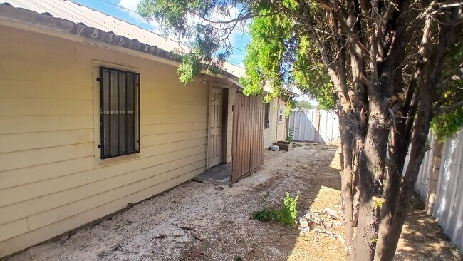 Foto del edificio - 8205 Glen Shadow Dr