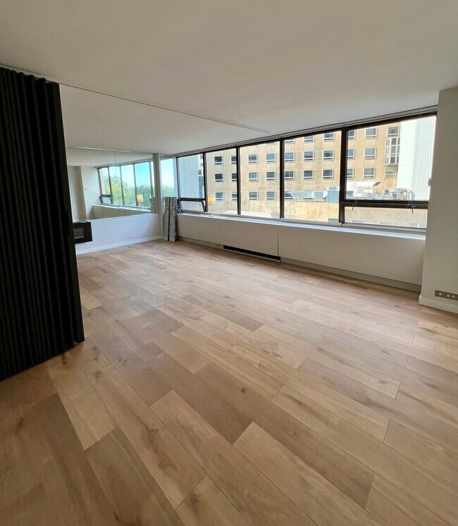Building Photo - 2800 N Lake Shore Dr