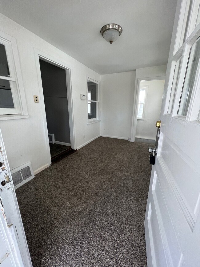 Building Photo - 2 Bedroom | 1 Bathroom Single-Family Home ...