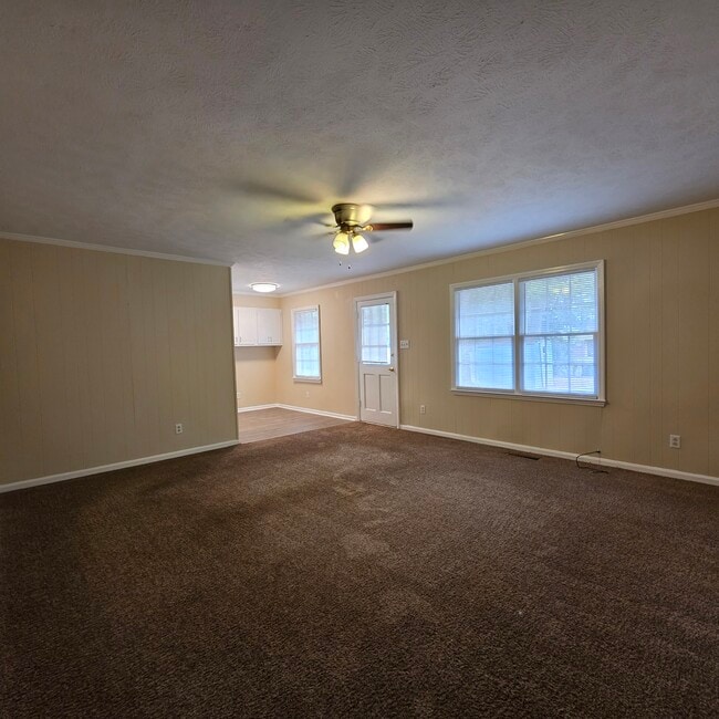Building Photo - 2802 Reeves Ln
