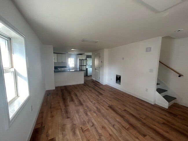 Foto del edificio - Gorgeous 3 bedroom 1 1/2 bathroom Single F...