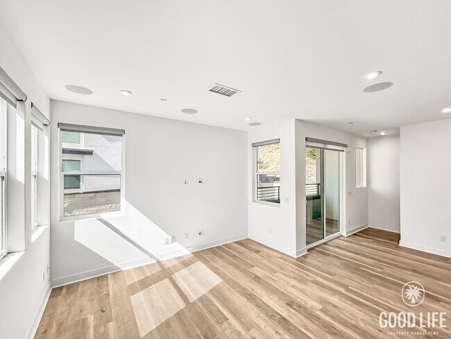 Foto del edificio - Beautiful 3BD/2.5BA W/ AC and Attached Gar...